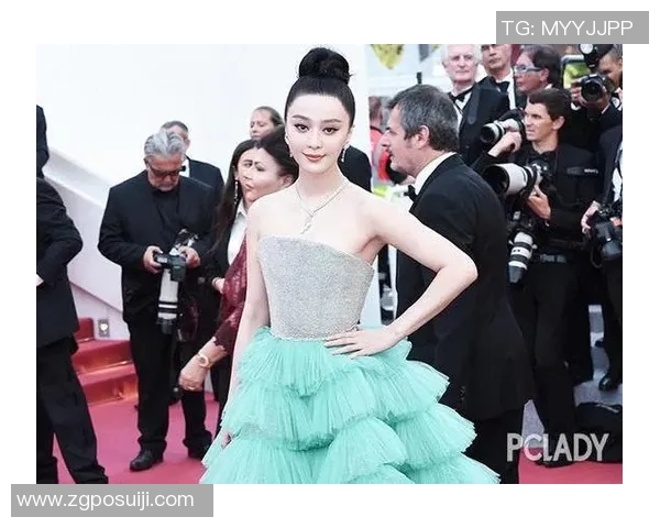 假扮足球明星街头挑战真实反应引发围观与热议